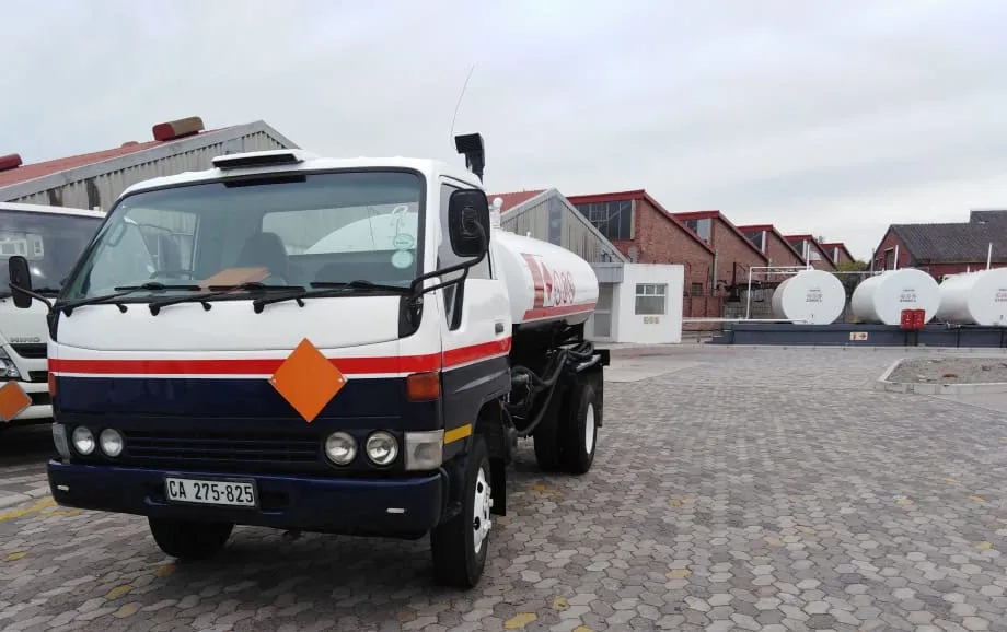 Fuel tanker and trailer